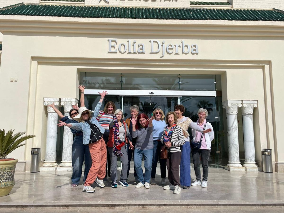 Groupe devant l'hôtel