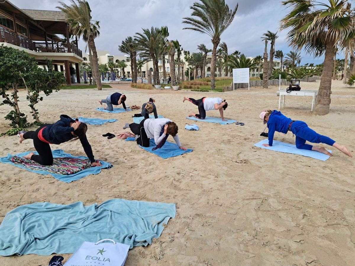 Cours de gym sur la plage